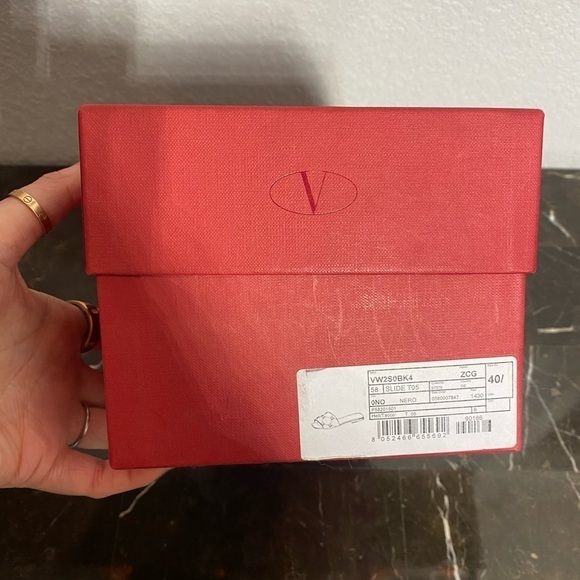 Valentino Garavani Roman Stud flat leather sandals black and gold - Picture 4 of 14